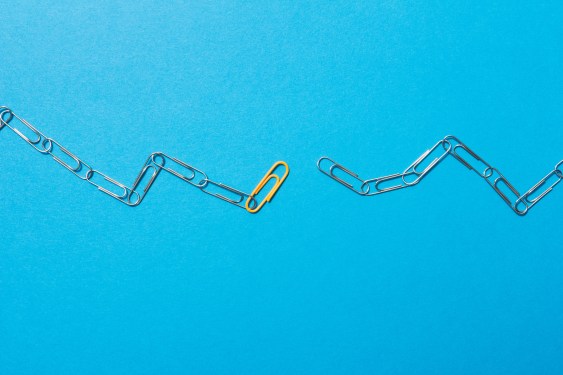 Chains formed by paperclips in which an orange clip serves as a link.