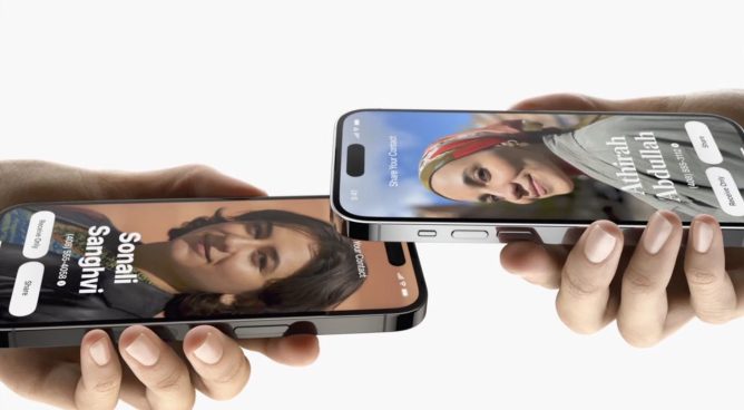 2 iPhones held with screens pointing up