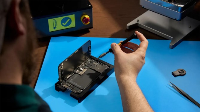 Apple iPhone self-service repair