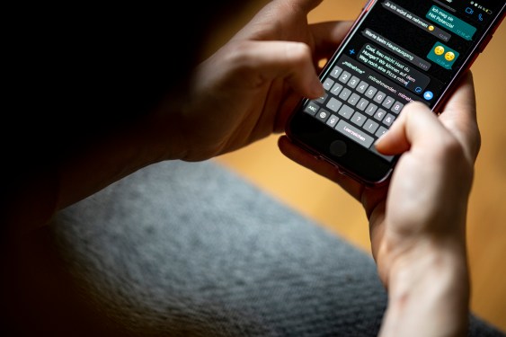 A woman writes a message in the app WhatsApp