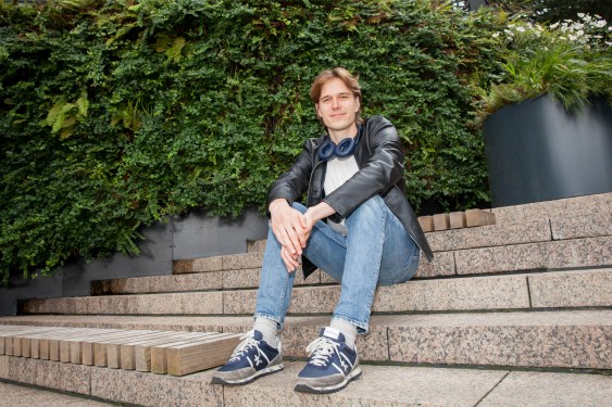Apron’s founder Bogdan Uzbekov sitting on steps
