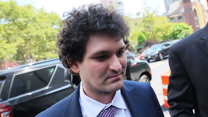 Former FTX CEO Sam Bankman-Fried arrives for a bail hearing at Manhattan Federal Court on August 11, 2023 in New York City.
