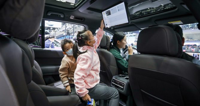 Li Auto, kids in backseat