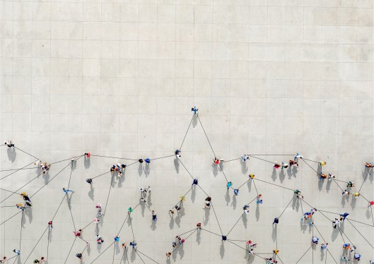 Crowd from above forming a growth graph with lines connecting between them to show how th COVID-19 can expand