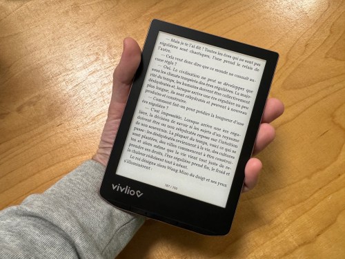 hand holding a Vivlio e-reader