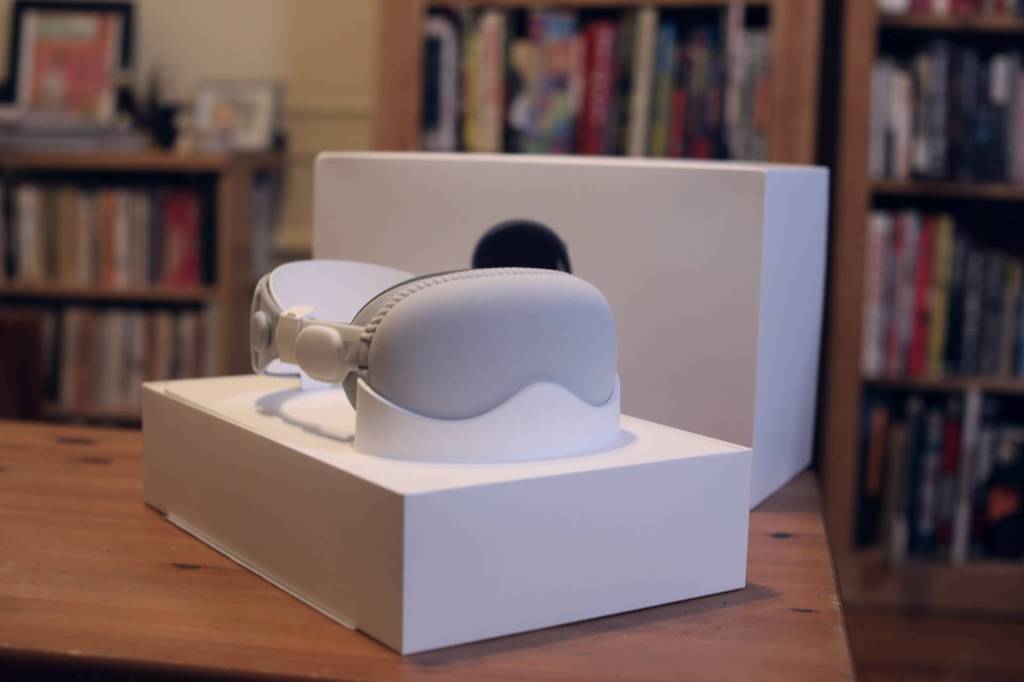 Apple Vision Pro box