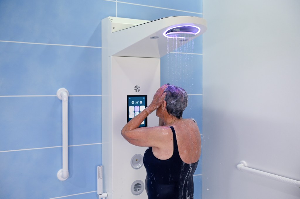 Showee shower in action