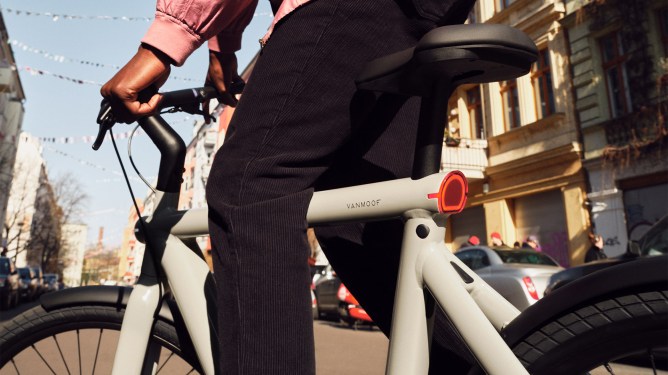 rider on Vanmoof S5 e-bike