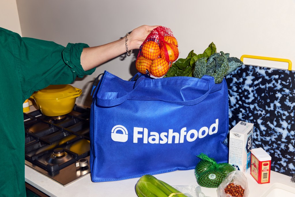 person removing oranges from Flashfood bag