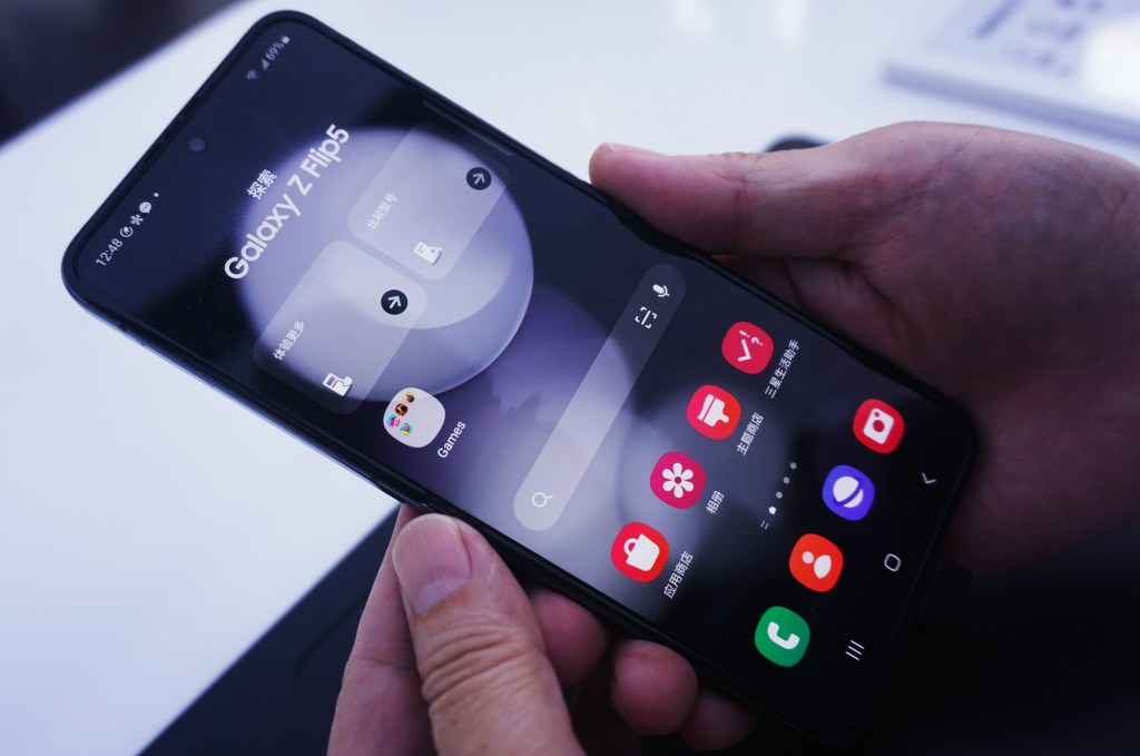 Customers experience Samsung's new foldable mobile phone Galaxy Z Flip5 at a Samsung sales store in Hangzhou, East China's Zhejiang province, Aug. 14, 2023.